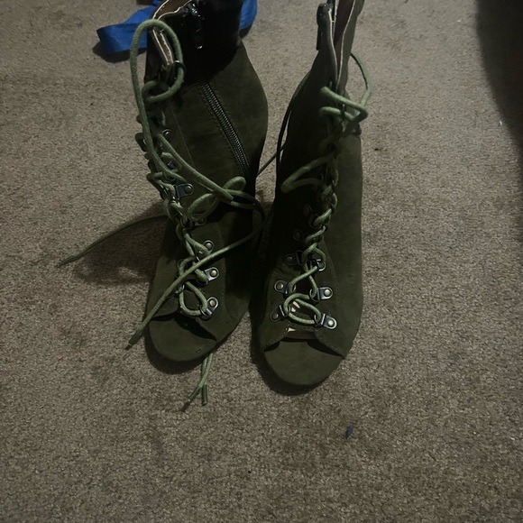 Lace up green heels - Picture 3 of 3